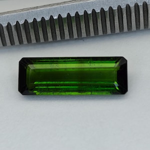 3,60 Ct natürlicher grüner Turmalin Edelstein im Baguetteschliff | 15.60x5.40 mm Langer facettierter Turmalin | Kleiner Stein für individuelles Schmuck Design.