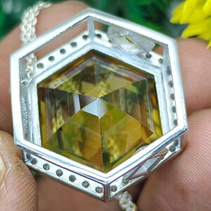 Hexagon Faceted Natural Honey Quartz Pendant in 925 Silver, Warm Yellow Gemstone Necklace with Silver Chain, Handmade Statement Jewelry. bild 4