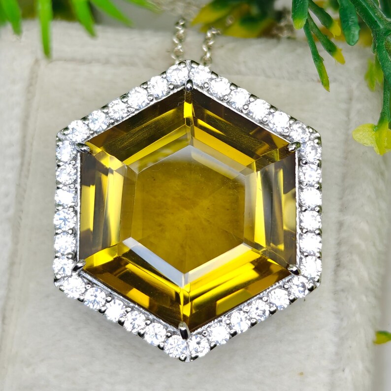 Hexagon Faceted Natural Honey Quartz Pendant in 925 Silver, Warm Yellow Gemstone Necklace with Silver Chain, Handmade Statement Jewelry. bild 1