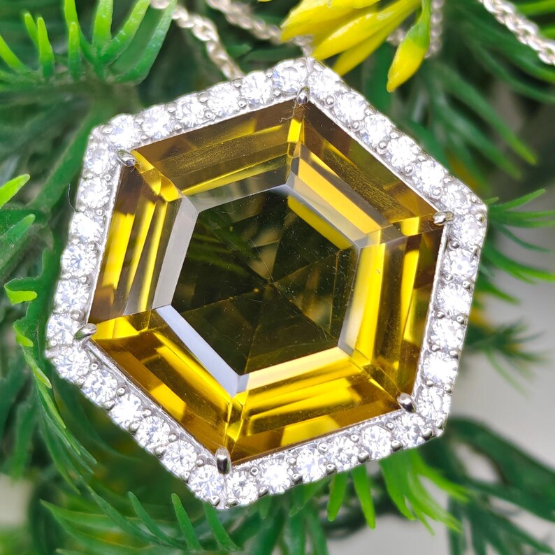 Hexagon Faceted Natural Honey Quartz Pendant in 925 Silver, Warm Yellow Gemstone Necklace with Silver Chain, Handmade Statement Jewelry. bild 5