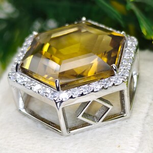 Hexagon Faceted Natural Honey Quartz Pendant in 925 Silver, Warm Yellow Gemstone Necklace with Silver Chain, Handmade Statement Jewelry. bild 2