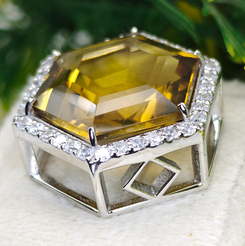 Hexagon Faceted Natural Honey Quartz Pendant in 925 Silver, Warm Yellow Gemstone Necklace with Silver Chain, Handmade Statement Jewelry. bild 2