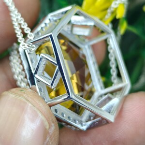 Hexagon Faceted Natural Honey Quartz Pendant in 925 Silver, Warm Yellow Gemstone Necklace with Silver Chain, Handmade Statement Jewelry. bild 3