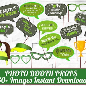 Op de afbeelding: Een set van 12 groene en witte tennis-thema fotobooth rekwisieten. De rekwisieten bevatten een verscheidenheid aan grappige spreuken, zoals "Eten, slapen, tennis, herhalen!" en "Liefde betekent niets". Er zijn ook rekwisieten die specifieker zijn voor tennis, zoals "Je bent geserveerd" en "Praat met de backhand".