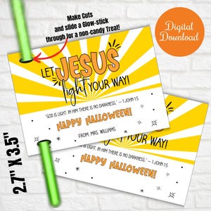 以下が含まれることがあります： 「Let Jesus Light Your Way!」と「Happy Halloween!」の文字がオレンジと黒で書かれたハロウィーンをテーマにした2枚のカード。カードのサイズは6.8 x 8.9 cmで、黄色のサンバーストのデザインです。緑色のグロースティックが表示されています。