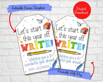 Op de afbeelding: Twee witte labels met de tekst "Let's start this year off! WRITE!" in kleurrijke letters. Elk label heeft een potloodillustratie, een stapel boeken en een rode appel. De labels zijn gelabeld met "Editable Canva Template" en "Digital Download".