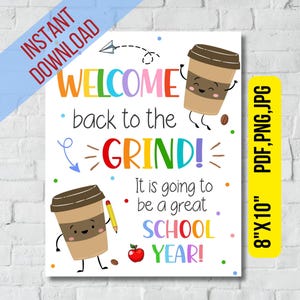 Puede incluir: Un letrero imprimible de 20 cm x 25 cm con el texto "WELCOME back to the GRIND!" y "It is going to be a great SCHOOL YEAR!" También se presentan dos tazas de café de dibujos animados y una manzana.