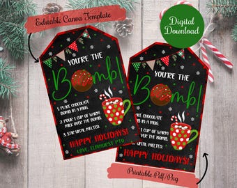 Puede incluir: Dos etiquetas de regalo negras con bordes rojos y texto festivo. Las etiquetas dicen "You're the Bomb!" con instrucciones para hacer chocolate caliente. Una pancarta roja dice "Happy Holidays!" y "Printable PDF/PNG".