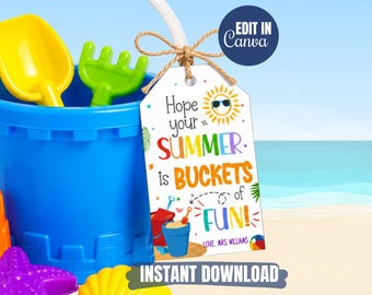 Puede incluir: Un cubo de plástico azul con una pala amarilla y un rastrillo verde, con una etiqueta que dice "Hope your SUMMER is BUCKETS of FUN!" y "INSTANT DOWNLOAD". El fondo muestra una escena de playa.