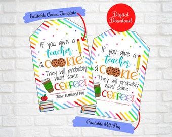 Op de afbeelding: Printbare cadeau-tag voor leerkrachten met een regenboogkleurige gestreepte rand. De tag zegt "Als je een leraar een koekje geeft, wil hij waarschijnlijk koffie!" met een illustratie van een koekje, een kopje koffie en een potlood.