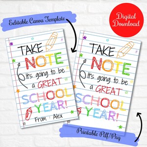 Op de afbeelding: Afdrukbaar terug naar school bord met de tekst "Take Note It's going to be a Great School Year!" met een potlood en een flesje handgel erop getekend. Het bord is op een witte achtergrond met blauwe en rode randen.