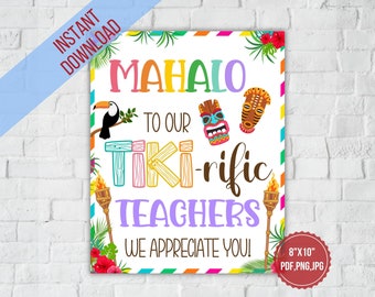 Pode incluir: Um cartaz imprimível colorido que diz "Mahalo to our Tiki-rific Teachers We Appreciate You!" com máscaras tiki, um tucano e folhas de palmeira. O cartaz mede 8 polegadas por 10 polegadas e está disponível nos formatos PDF, PNG e JPG.