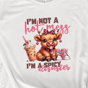 Schattige hooglandkoe steekt tong uit PNG, I'm Not A Mess, Leopard Bow Cow, grappig positief ontwerp, T-shirt Highland Cow, Instant Download
