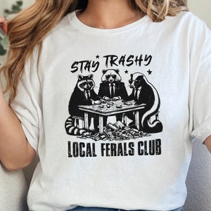 Stay Trashy PNG, Mapache divertido, Zarigüeya, Zorrillo, Diseño animal retro, Escuadrón de mapaches, Gráfico de camiseta humorístico, Descarga digital, Descargar