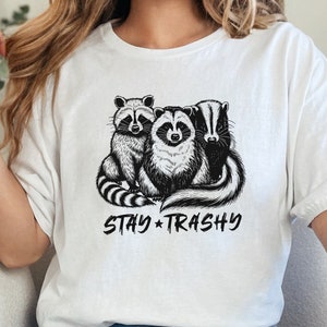 Bleib Trashy PNG, lustiges Waschbär Opossum Stinktier, Retro Tier Design, Waschbär Squad, humorvolle T-Shirt Grafik, digitaler Download, Download
