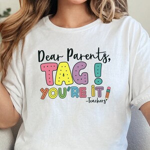 Beste ouders, tag! You're It png, grappige leraar png, leraar sarcasme, niet naar school, vakantie schattig Happy Last Day of School sublimatie