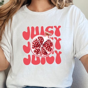 Sappige granaatappel PNG, trendy ontwerpen, sappig fruit clipart & Y2K baby-T-shirt, unieke esthetische graphics, digitale download