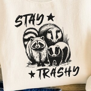 Stay Trashy PNG, Mapache divertido, Zarigüeya, Zorrillo, Diseño animal retro, Escuadrón de mapaches, Gráfico de camiseta humorístico, Descarga digital, Descargar