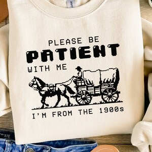 Por favor, seja paciente comigo PNG, sou do design de citação engraçada retrô dos anos 1900, humor de retorno ocidental, meme adulto retrô para camisetas e presentes