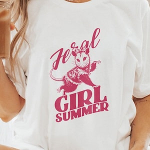 Feral Girl Summer PNG, Funny Possum PNG, Design de guaxinim retrô, Download digital, Camiseta de verão de animal engraçado, Presentes para amigos