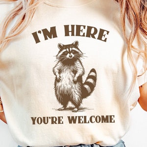 Grappige knorrige wasbeer I'm Here You're Welcome Handgetekende Instant Download PNG SVG voor Cricut Silhouette Sarcastic Racoon digitaal bestand