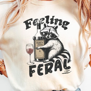 Shirt grappige wasbeer PNG, Feeling Feral digitale download, sarcastische Trash Panda Design, Feral T-shirt afbeelding, volwassen humor kunst