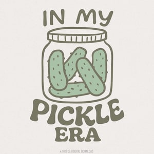 PNG "In My Pickle Era", maglietta con grafica a tema sottaceti, regalo digitale per gli amanti dei sottaceti, arte estetica della stagione delle conserve, maglietta unisex divertente per chi produce sottaceti