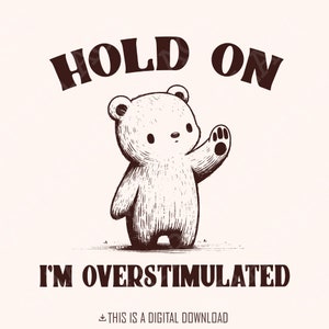 Espera, estoy sobreestimulado PNG, oso gracioso PNG, dicho gracioso, sublimación de animales lindos, retro, animales del bosque PNG, descarga digital