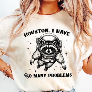 Houston tengo tantos problemas PNG, mapache gracioso en el espacio, citas de animales vintage, amantes del espacio, gráfico sarcástico, sublimación retro