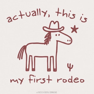 Questo è davvero il mio primo rodeo, png con procione cowboy, design divertente con panda spazzatura e procione, maglietta con grafica western, file digitale con procione divertente