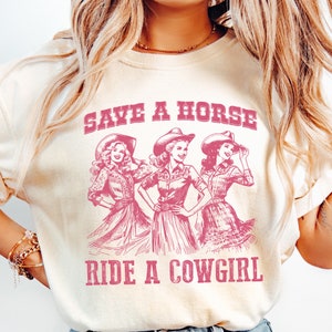 Retro Save A Horse Ride A Cowgirl PNG, Descarga digital divertida de vaquera lesbiana, PNG sáfica, Orgullo lésbico, PNG occidental, Arte lésbico vintage