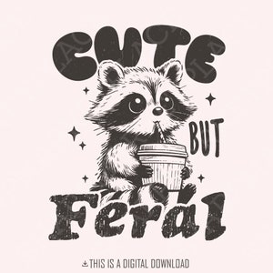 Lindo pero salvaje mapache PNG SVG, cita sarcástica divertida, diseño de sublimación sarcástico vintage, humor para adultos, camiseta retro de verano, clipart de chica salvaje