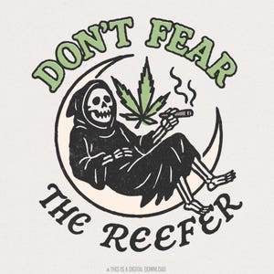 Non temere la canna in formato PNG, Grim Reaper che fuma erba in arte digitale, design di maglietta con cannabis in formato PNG, stampa di magliette divertenti per fumatori, stampa retrò