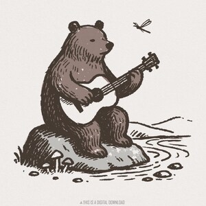 Orso con chitarra in formato PNG, Orso chitarrista, Arte unica di un animale che suona la chitarra, Scena rilassante di un fiume in formato PNG, Download digitale di musica del bosco