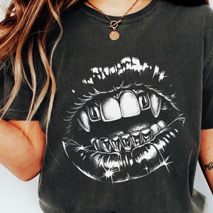 Lábios de vampiro gótico PNG, Grillz Halloween Sublimation, Arte estética sombria, Dentes de vampiro Arte digital, Design de temporada assustadora