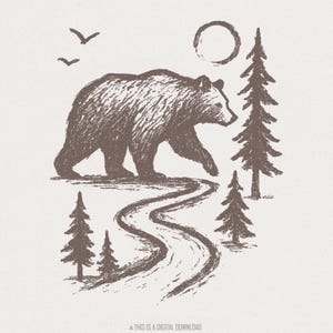 Orso nel sentiero della foresta PNG, Download di animali selvatici PNG, Clipart di orso rustico per maglietta, Decorazioni per campeggio avventuroso Arte del bosco