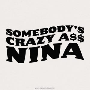 Cita retro y genial de Somebody's Crazy, descarga digital PNG, cita divertida de hermana, PNG de sublimación, refrán retro ondulado, diseño moderno de Nina