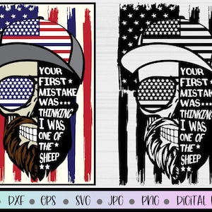Pode incluir: Uma caveira preta e branca usando um boné de beisebol com um design de bandeira americana e óculos de sol. A caveira tem barba e o texto "YOUR FIRST * MISTAKE WAS*** THINKING I WAS ONE OF THE* SHEEP" está escrito abaixo da caveira.