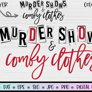 Könnte beinhalten: Ein digitaler Download-Design mit dem Text "Murder Shows & Comfy Clothes" in schwarzer und roter Schrift. Der Text "Murder Shows" ist in Schwarz und erscheint in einzelnen Buchstabenkästen. Der Text "Comfy Clothes" ist in roter Kursivschrift.