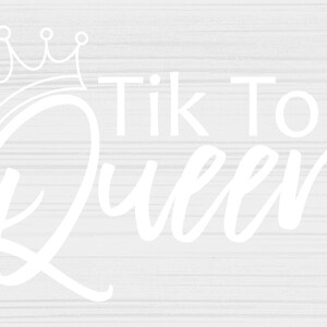 Pu&ograve; includere: Testo bianco su sfondo a grana di legno che recita "Tik Tok Queen" con una corona sopra la parola "Queen".