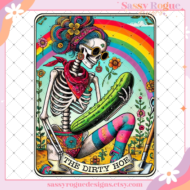 K&ouml;nnte beinhalten: Eine farbenfrohe Illustration eines Skeletts, das ein rotes Bandana, eine Sonnenbrille und einen rosa-blauen gestreiften Strumpf tr&auml;gt. Das Skelett h&auml;lt eine gr&uuml;ne Gurke und sitzt in einem Garten mit Blumen und einem Regenbogen im Hintergrund. Der Text "The Dirty Hoe" ist auf einem Banner unter dem Skelett geschrieben.