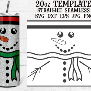 Peut inclure: Un gobelet de 20 oz avec un motif de bonhomme de neige. Le bonhomme de neige est blanc avec des yeux noirs, un nez de carotte et une écharpe verte. Le gobelet est argenté avec une bande rouge et blanche en haut.