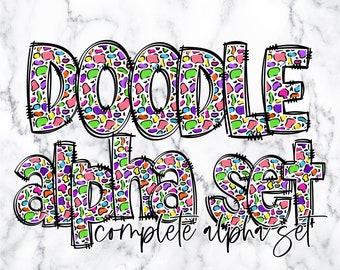 Op de afbeelding: Een digitaal grafisch ontwerp met de tekst "DOODLE ALPHABET SET" en "complete alphabet set". De letters zijn gevuld met een patroon van kleurrijke vormen, omlijnd in zwart, tegen een marmeren achtergrond. Een leuk en levendig ontwerp.