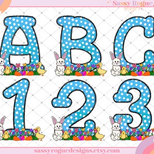 以下が含まれることがあります： 青い白の水玉模様のアルファベットA、B、Cと数字1、2、3にイースターバニーとヒヨコのグラフィックが描かれています。各文字と数字は花と草の縁取りで囲まれています。