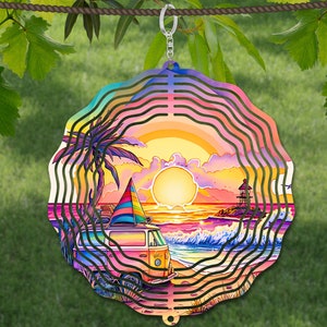 Peut inclure: Un mobile en métal coloré avec une scène de plage. Le mobile représente un coucher de soleil, des palmiers, une camionnette et des vagues. Le mobile est conçu pour tourner au vent.