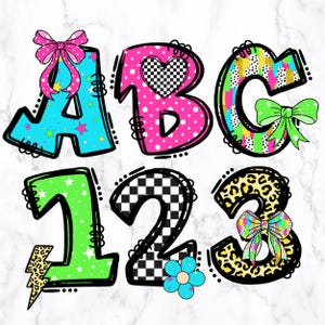 Può includere: Grafica colorata con le lettere A, B e C e i numeri 1, 2 e 3. Le lettere e i numeri sono decorati con vari motivi, tra cui pois, motivi a scacchi e stampe animalier. Ogni lettera e numero ha un fiocco decorativo.