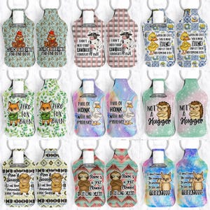 Puede incluir: Una colección de fundas para desinfectante de manos con varios diseños y texto. Las fundas presentan imágenes de animales como pollos, vacas, patos, zorros, gansos, erizos, perezosos y gatos. Cada funda tiene un patrón diferente y un llavero de metal.