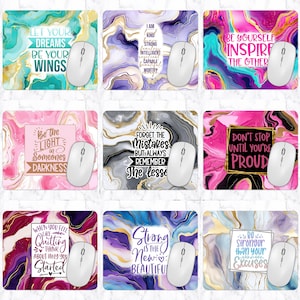 以下が含まれることがあります： インスピレーションを与える引用句と抽象的な大理石のデザインが施された、9つの長方形のマウスパッドのコレクション。各パッドには白いワイヤレスマウスが付属しています。「あなたの夢をあなたの翼にしましょう」や「あなた自身になり、他の人にインスピレーションを与えましょう」などのフレーズが含まれています。