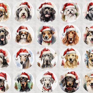 Pode incluir: Vinte e quatro ornamentos de Natal redondos com pinturas em aquarela de v&aacute;rias ra&ccedil;as de c&atilde;es usando chap&eacute;us de Papai Noel. Cada ornamento tem um fundo branco com uma cena de neve azul claro.
