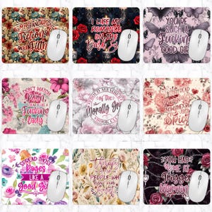 Könnte beinhalten: Neun rechteckige Mauspads mit verschiedenen Designs und Texten, jeweils gepaart mit einer weißen kabellosen Maus. Designs umfassen Blumenmuster, Fledermäuse, Rosen und Sätze wie "My Standards: Fictional and Filth" und "You're Such a Fucking Good Girl."